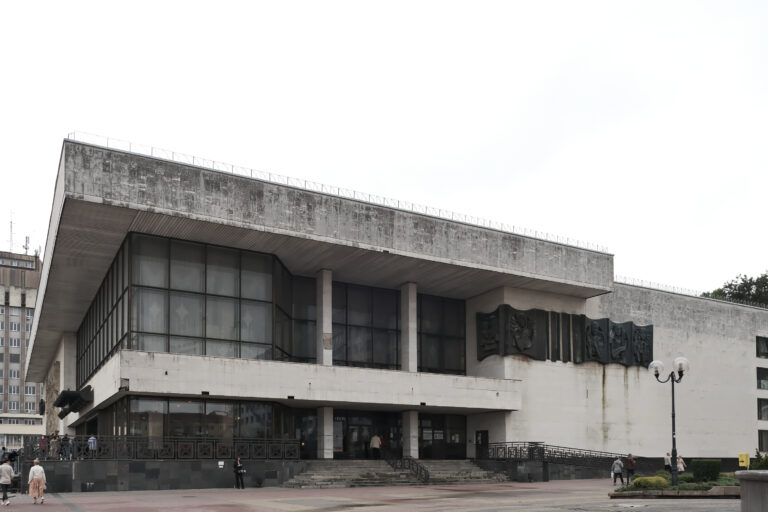 THEATER GIANT IN THE CITY. WHAT IS (NOT) WRONG WITH THE IVANO-FRANKIVSK MUSIC AND DRAMA THEATER