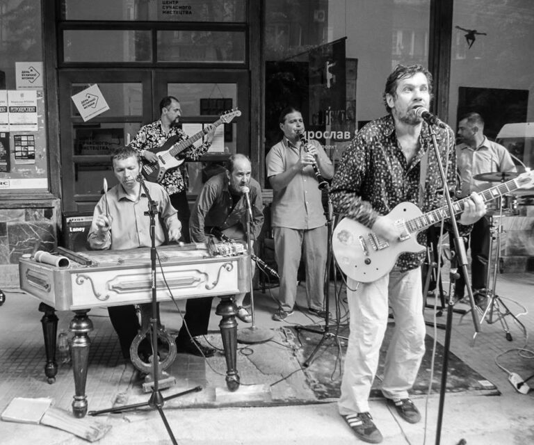 Рослина, що породила бруньки. Спогади про Оркестр Радості Та Щастя