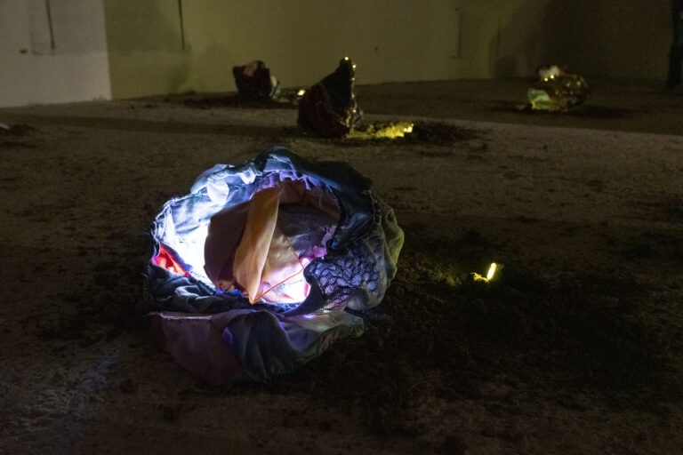 Розкопувати історії