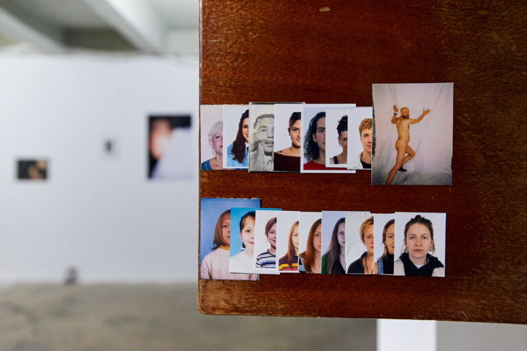 Тонка рівновага між грою й випадковістю у художній практиці Ксенії Погребенник