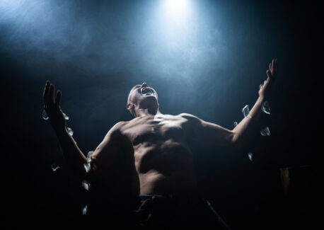 Зброя в руках художників