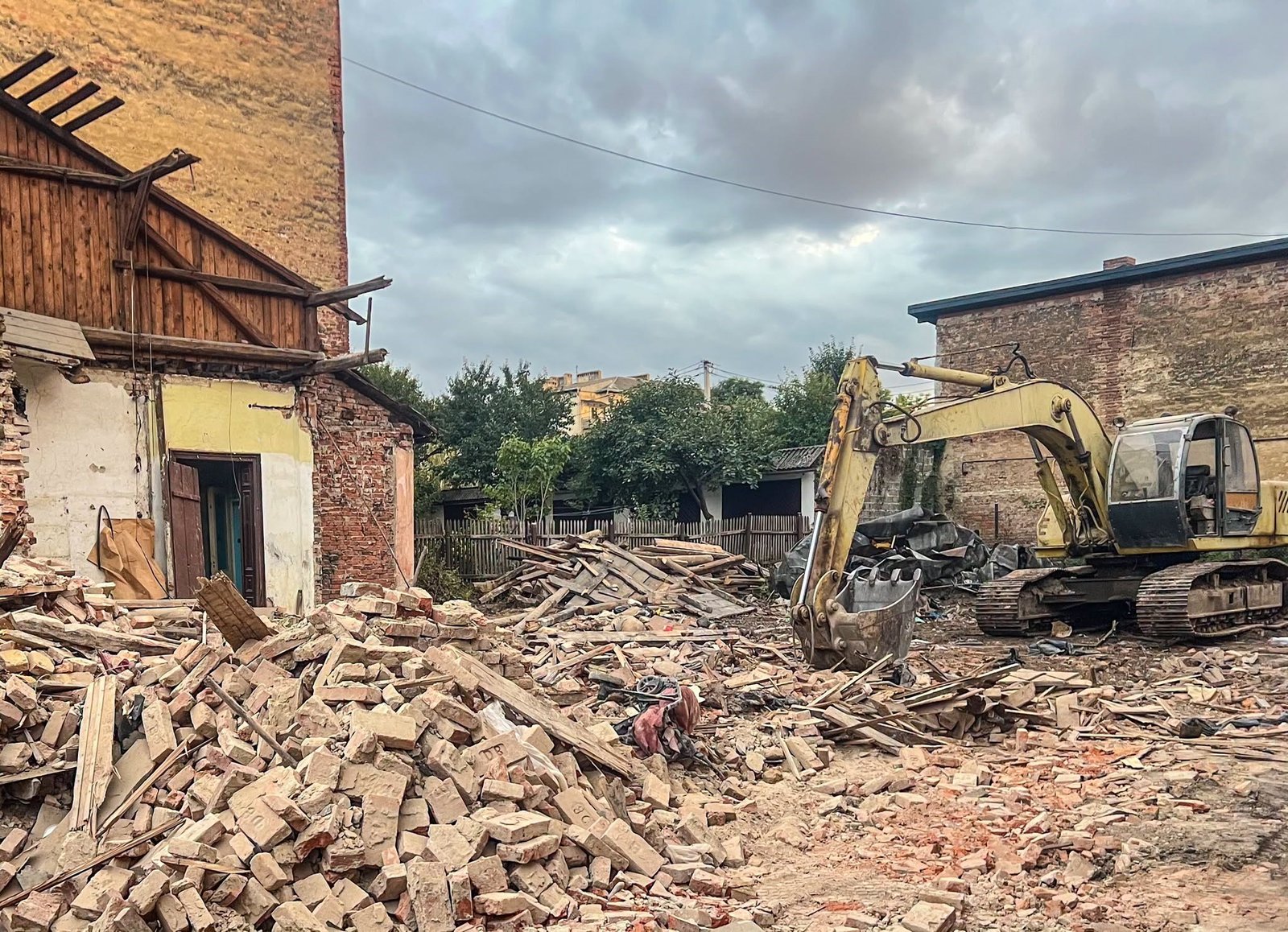 У Франківську знесли будинок в історичному центрі