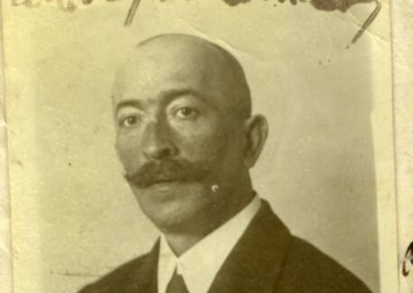Видавець між двома світами